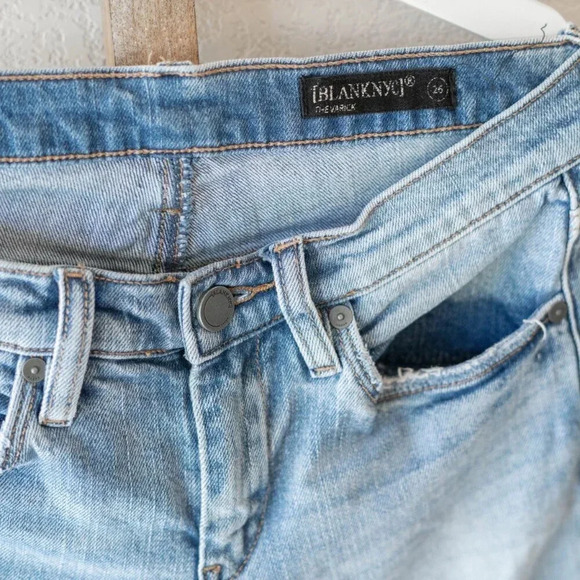 BLANK NYC CROPPED RAW CHEWED FRINGE HEM WITH SLIT JEANS SZ 26 - Picture 7 of 12